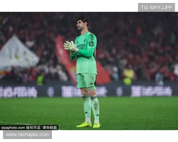 库尔图瓦单手扑救集锦：本赛季多次献关键扑救表现稳健